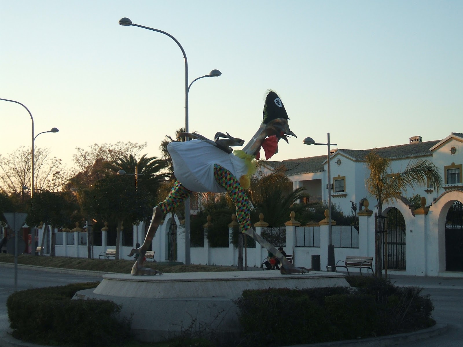 El gallo de la Alameda disfrazado de Carnaval. Foto: Foro de Morón de la Frontera, por Kisko42