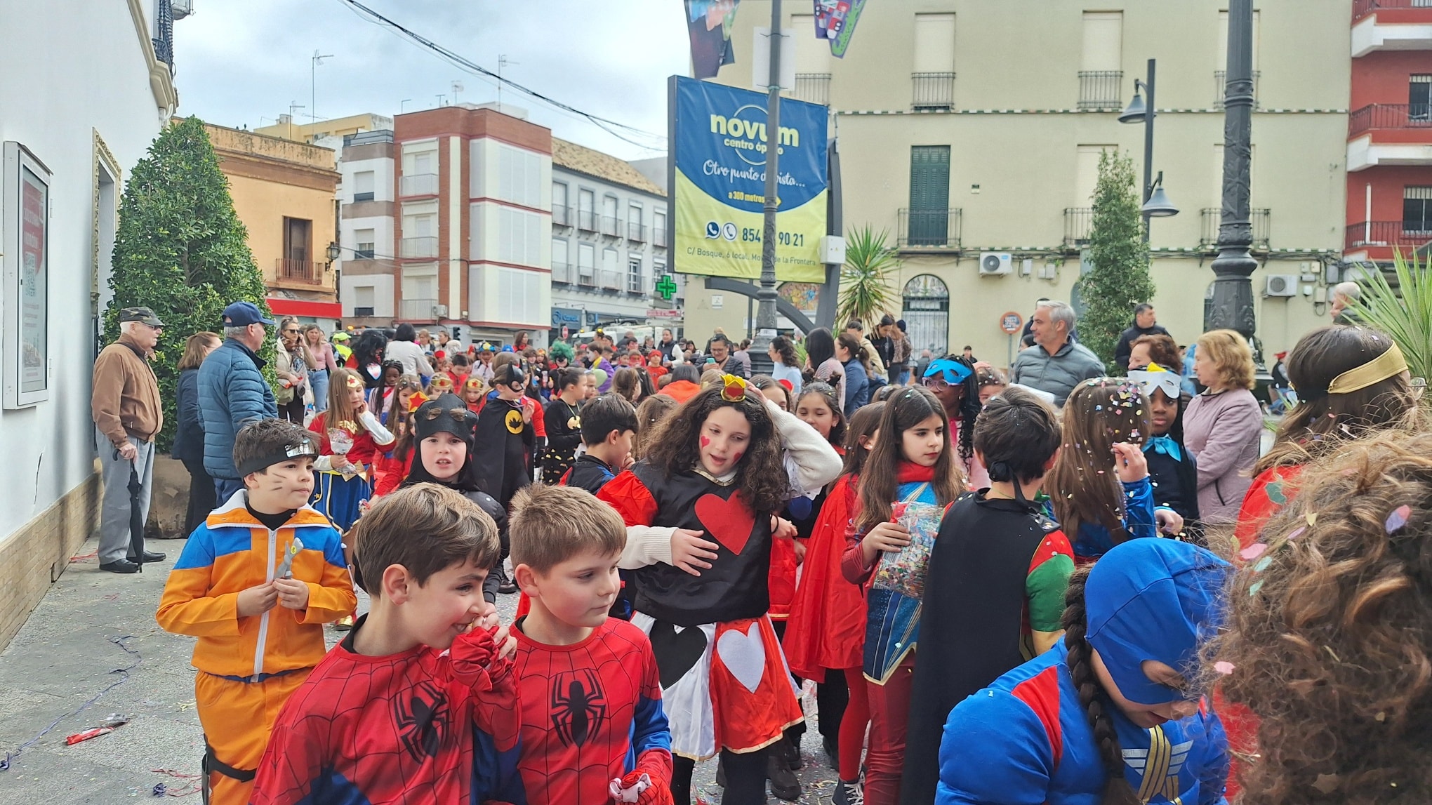 Niñas y niños toman la calle y las Peñas mantienen el pulso del Carnaval de Morón