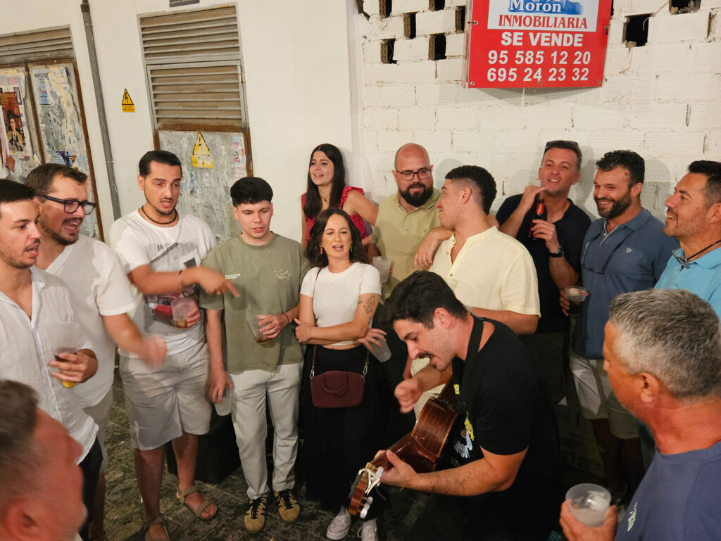 Asistentes en un ratito de cante en los exteriores de la Peña (Callejón del Pescao)