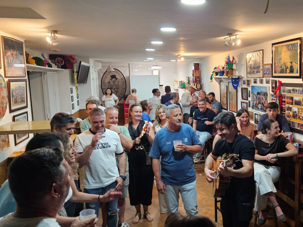 Asistentes en un ratito de cante en el interior de la Peña